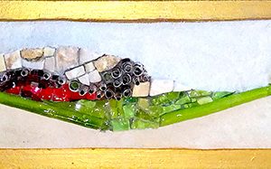 Mosaïque Linéaire vert anis - minéraux, pate de verre, smalts, aluminium rouge 32x7cm