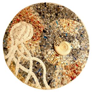 Mosaïque Ammonite Diam 38cm - Galets, smalts Orsoni, minéraux, ardoise, verre, pâte de verre